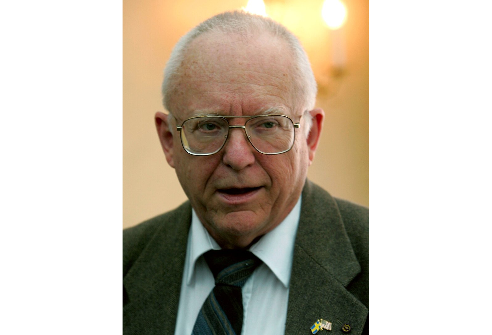 John Lewis Hall Visuotinė lietuvių enciklopedija